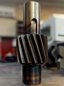 Промежуточный вал-шестерня редуктора Ц2У-200  16 зубьев, работает в зацеплении с колесом 2 ступени 80 зубьев. Для передаточного числа редуктора 10 и 20